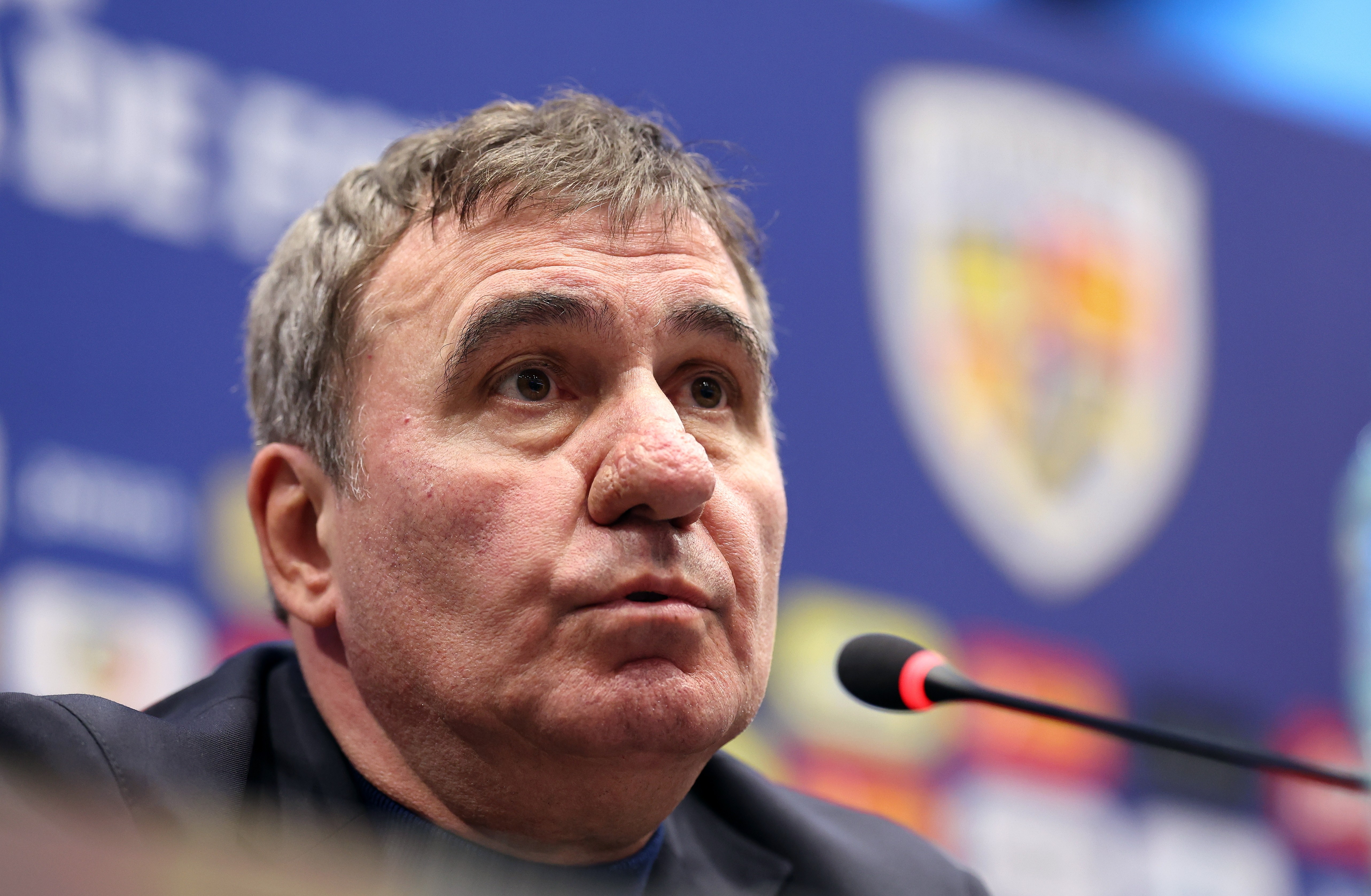 Ông Gheorghe Hagi và các học trò sẽ phải chống đỡ dàn sao tấn công của Thụy Điển. Ảnh: EPA/Robert Ghement