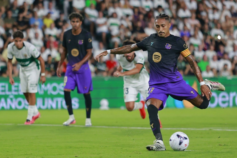  Raphinha có thành tích sút penalty rất tốt. Ảnh: EPA.