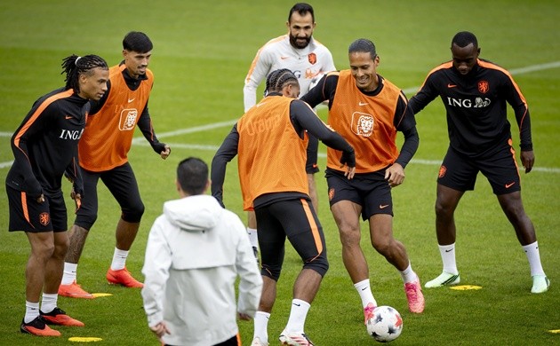 Van Dijk đáp trả những cáo buộc thay đổi sơ đồ của Koeman. (Ảnh: EPA Images)