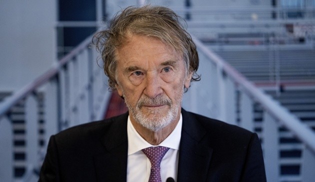 Sir Jim Ratcliffe đang phải trả nợ cho Man Utd từ thời nhà Glazer. (Ảnh: EPA Images)