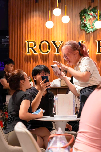 Đội ngũ nhân viên tương tác nhiệt tình cùng hội viên