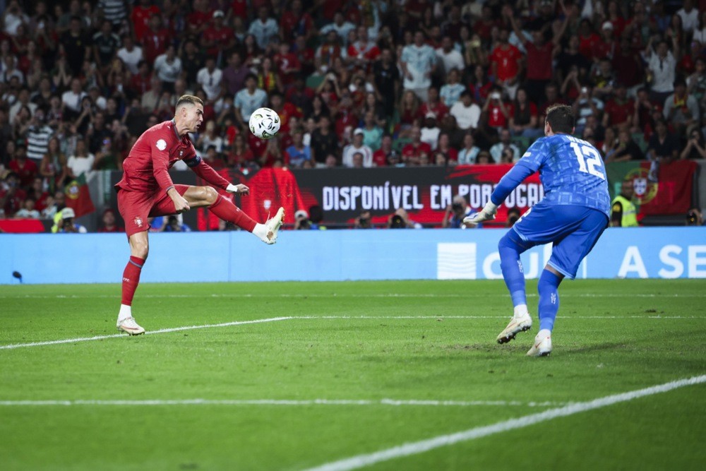 Ronaldo cũng có cơ hội nhưng bỏ lỡ. Ảnh: EPA.