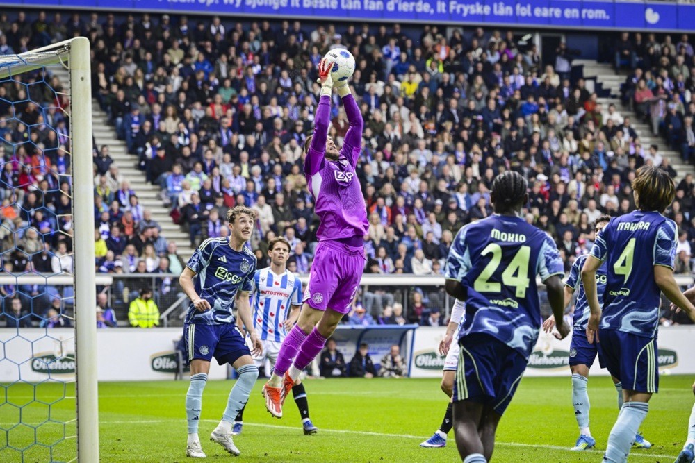 Maarten Paes trong màu áo Ajax. Ảnh: EPA.