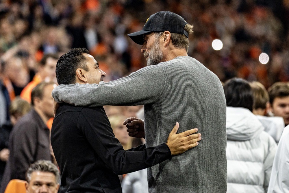 Xavi và Klopp đem đến màn so tài đỉnh cao. Ảnh: EPA.