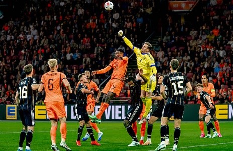 Marc-André ter Stegen (7/10): Gặp may mắn ở tình huống mắc lỗi ra vào đầu trận. Dù có những pha chuyền hỏng đáng trách, anh đã chuộc lỗi bằng nhiều tình huống cứu thua xuất sắc trong hiệp hai trước khi bất lực ở bàn thua cuối. Ảnh: MARCEL VAN DORST/EYE4IMAGES/NurPhoto via Getty Images.