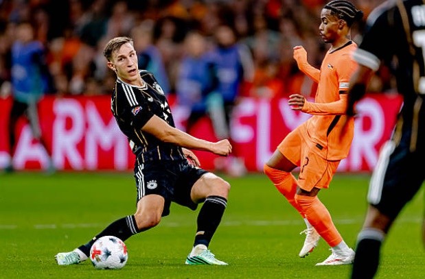 Nico Schlotterbeck (5/10): Trở lại sau chấn thương, anh thi đấu tròn vai nhưng thiếu sự chính xác trong những đường chuyền quyết định và lép vế trong nhiều pha tranh chấp tay đôi. Ảnh:  Marcel van Dorst/EYE4IMAGES/NurPhoto via Getty Images.