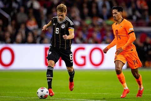 Joshua Kimmich (7/10): Đóng vai trò 