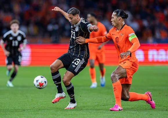Younes Ebnoutalib (5/10): Vào thay Kai Havertz (phút 30). Nỗ lực hòa nhập vào lối chơi chung và có cơ hội ghi bàn ngay sau khi vào sân, nhưng càng về sau càng tỏ ra đuối sức và thiếu sắc bén. Ảnh: Boris Streubel/Getty Images.