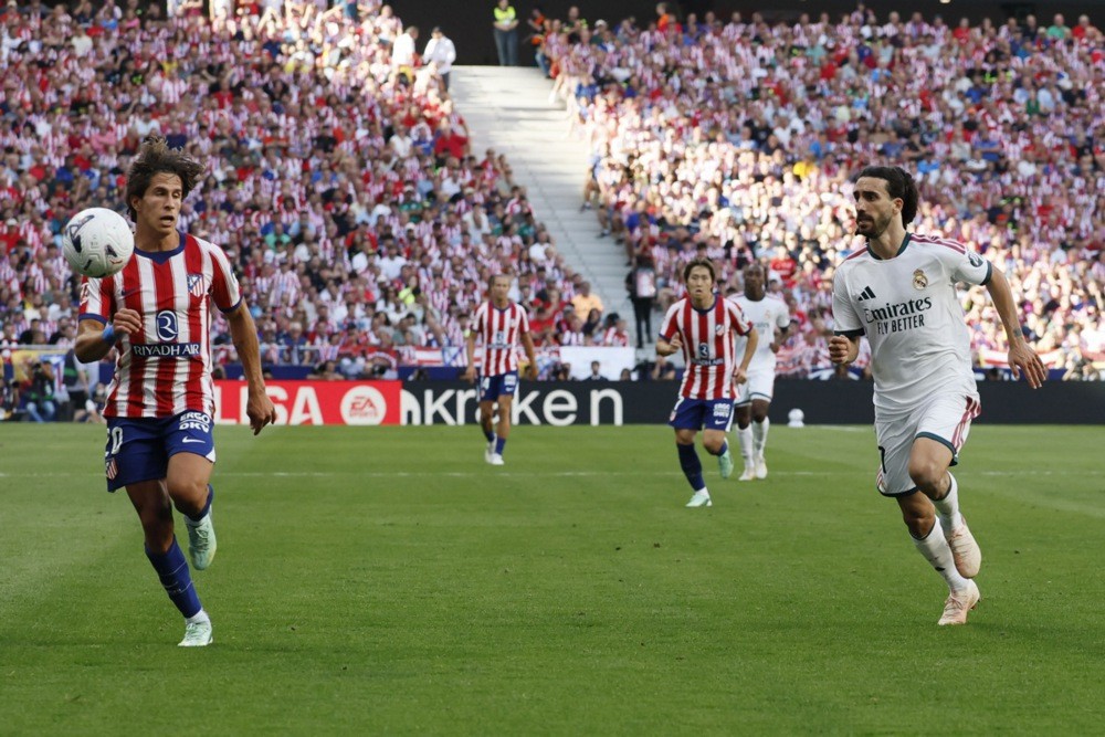 Cucurella nhạt nhoà trong thất bại của Real ở derby Madrid. Ảnh: EPA Images.