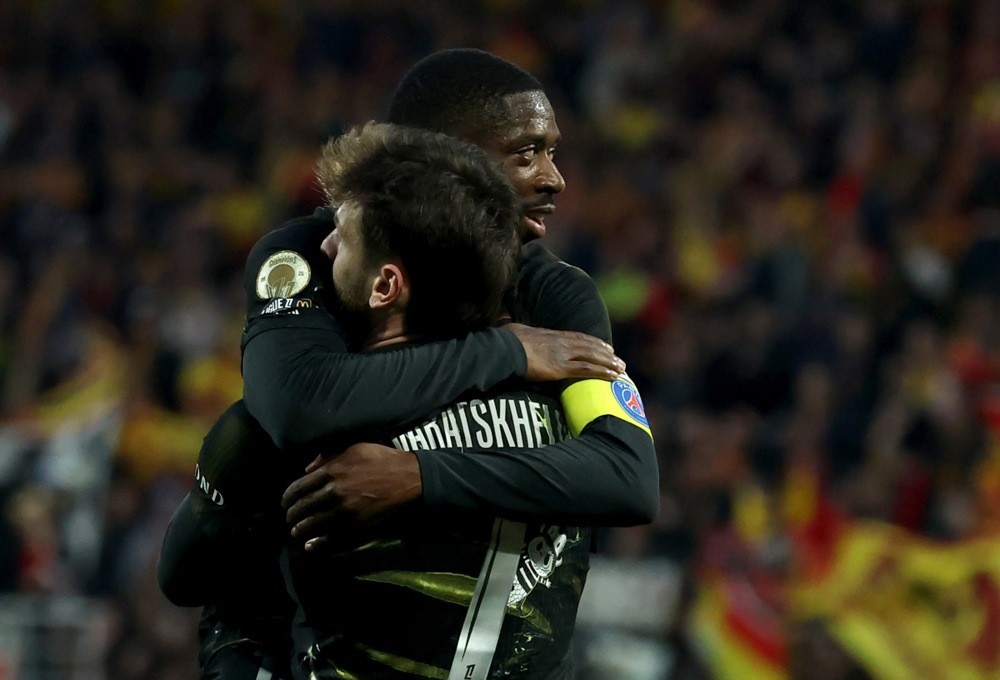Tinh thần đồng đội là yếu tố quan trọng giúp hai ngôi sao trên hàng công PSG tỏa sáng. Ảnh: EPA/MOHAMMED BADRA.