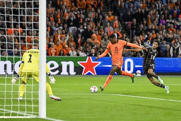 Denzel Dumfries (7.5/10): Liên tục uy hiếp hàng thủ đối phương, tạo ra nhiều cơ hội và suýt ghi bàn. Anh tiếp tục là vũ khí quan trọng dưới thời HLV Xavi.