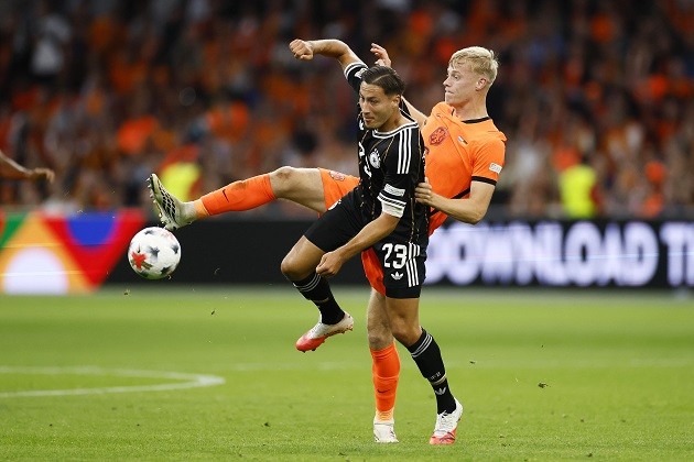 Jan Paul van Hecke (6/10): Dù khởi đầu mùa giải khó khăn tại Tottenham, anh vẫn thi đấu tròn vai và khá ổn định khi đá cặp cùng Virgil van Dijk.