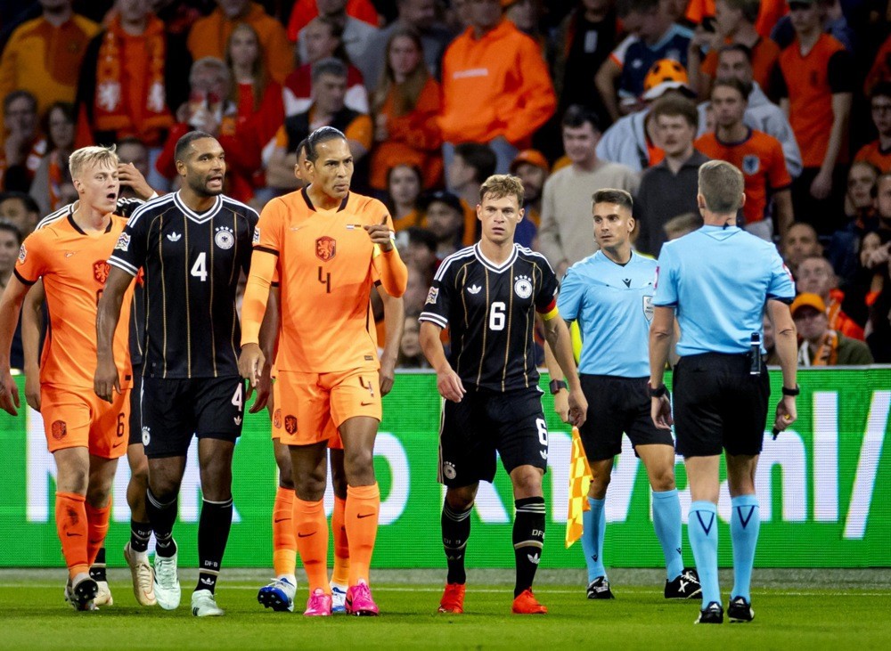 Van Dijk chất vấn trọng tài chính. Ảnh: EPA.