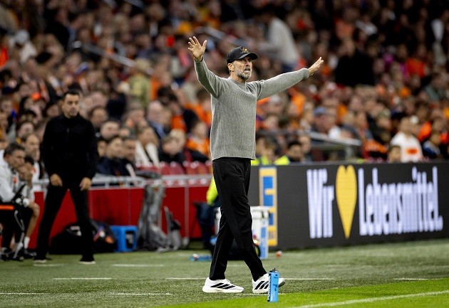 Klopp vẫn tỏ ra nhiệt huyết bên ngoài đường biên. Ảnh: EPA.