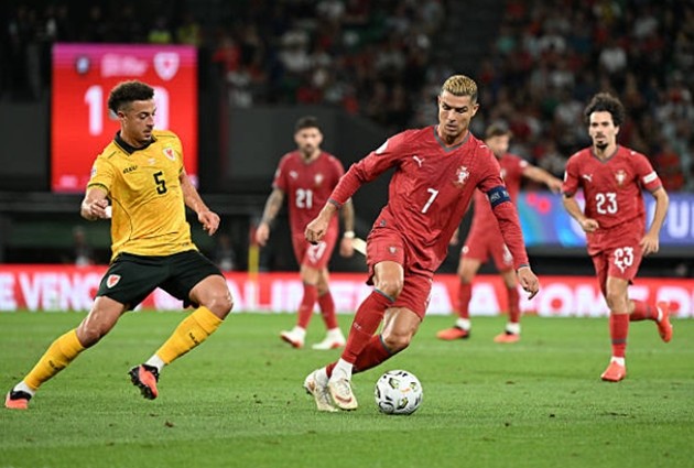 Tiền đạo: Cristiano Ronaldo (6.8) Một ngày thi đấu thiếu may mắn và tương đối mờ nhạt của huyền thoại 41 tuổi. Anh bỏ lỡ một cơ hội vô lê cận thành ngon ăn ở hiệp một, sau đó bị công nghệ VAR từ chối bàn thắng do lỗi việt vị trong gang tấc ở hiệp hai trước khi bị thay ra ở phút 67.
