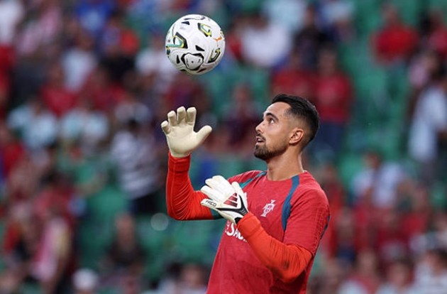 Thủ môn: Diogo Costa (6.9) Thủ thành thuộc biên chế Porto đã có một ngày thi đấu vô cùng nhàn nhã khi hàng công Xứ Wales chơi mờ nhạt và gần như không tung ra được pha dứt điểm trúng đích nào quá nguy hiểm. Dù vậy, Costa vẫn thể hiện sự tập trung cao độ, phân phối bóng chuẩn xác từ tuyến dưới và làm chủ hoàn toàn không gian trong khu vực cấm địa.