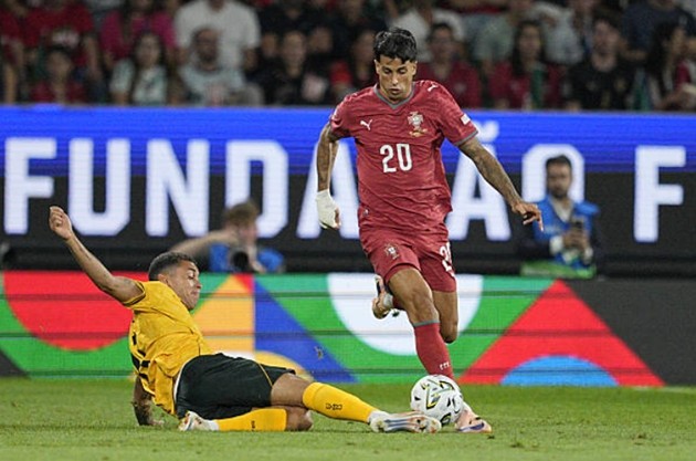Hậu vệ phải: Joao Cancelo (7.5) Không phải chịu quá nhiều áp lực phòng ngự, Cancelo thoải mái dâng cao và phối hợp ăn ý với các đồng đội bên hành lang cánh phải. Những quả tạt và đường tỉa bóng của anh mở ra nhiều cơ hội hãm thành đáng chú ý, đồng thời luôn lùi về kịp thời để bọc lót khi đội khách tổ chức phản công nhanh.