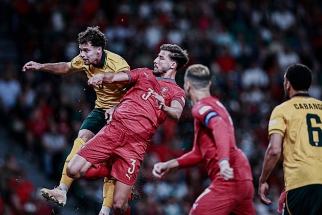 Trung vệ: Ruben Dias (7.5) Ngôi sao đang thi đấu tại giải Ngoại hạng Anh tiếp tục chứng tỏ đẳng cấp của một thủ lĩnh hàng phòng ngự. Anh hóa giải hầu hết các pha bóng bổng của Xứ Wales và điểm nhấn lớn nhất là tình huống cản phá xuất thần ngay trên vạch vôi ở phút 74, cứu cho Bồ Đào Nha một bàn thua trông thấy.