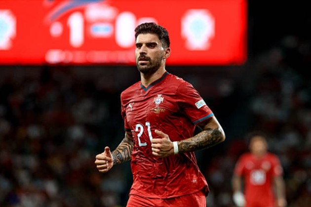 Tiền vệ trung tâm: Ruben Neves (7.6) Đóng vai trò mỏ neo ở tuyến giữa, Neves thi đấu điềm tĩnh, thu hồi bóng hiệu quả và cắt đứt nhiều đợt lên bóng của đối phương. Anh cũng là mối đe dọa từ xa với cú sút vuốt bóng nửa nảy đi chệch cột dọc khung thành Xứ Wales ở phút 13.