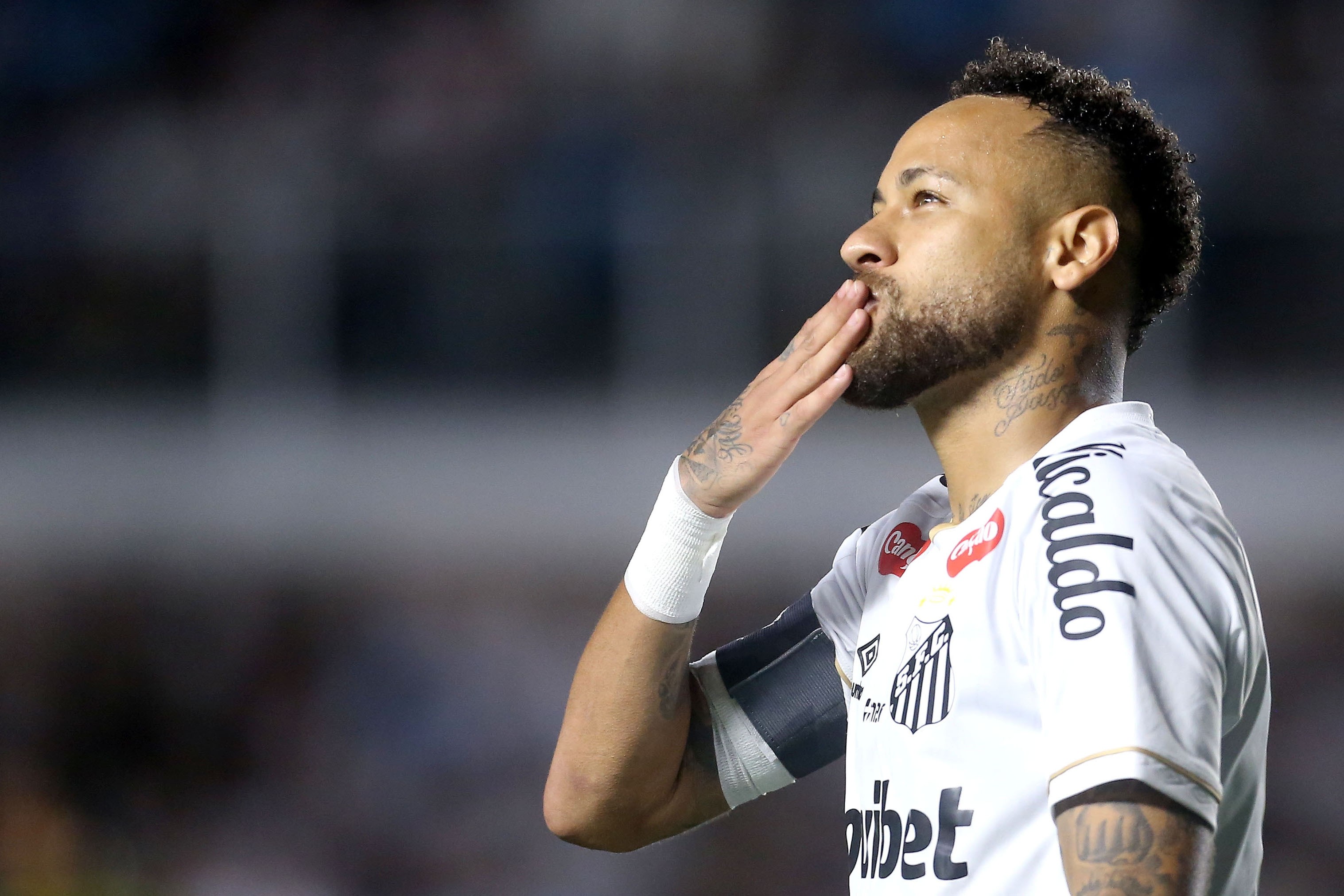 Neymar gọi cha để cùng cầu nguyện trước trận đấu. (Ảnh: EPA Images)