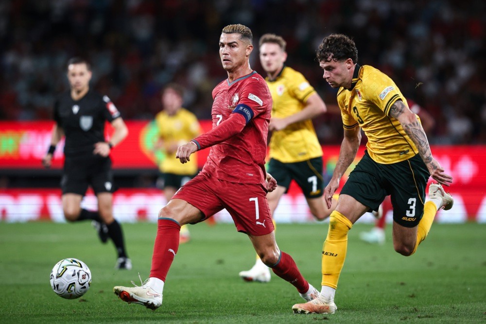 Thời gian đã đuổi kịp Ronaldo. Ảnh: EPA.