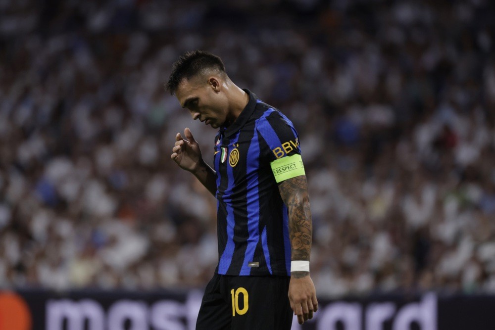 Barcelona từng tính đến việc chiêu mộ Martinez. Ảnh: EPA/JUANJO MARTIN.