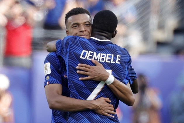 Cả Ousmane Dembele và Kylian Mbappe đều trong cuộc đua giành Quả bóng vàng. Ảnh: EPA/SHAWN THEW