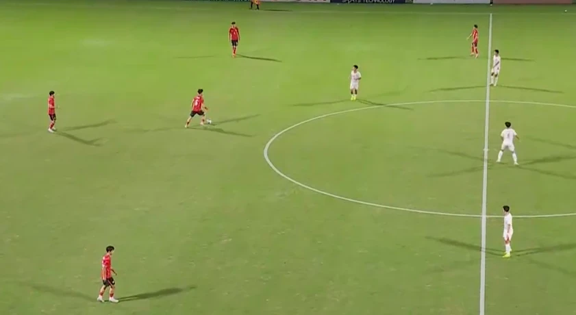 U23 Hàn Quốc đẩy cao đội hình sang phần sân U23 Việt Nam. Ảnh: Chụp màn hình VTV6.