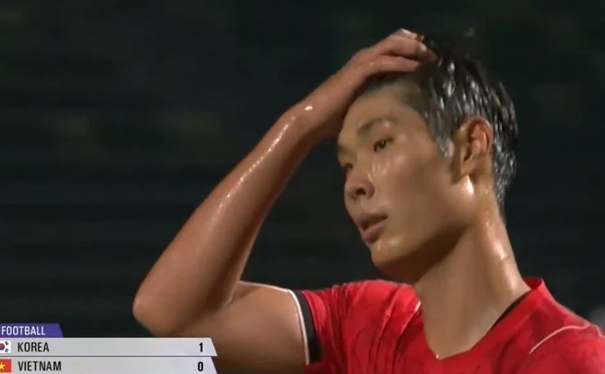 Lee Young Jun mở tỷ số cho Hàn Quốc. Ảnh: Chụp màn hình VTV6.