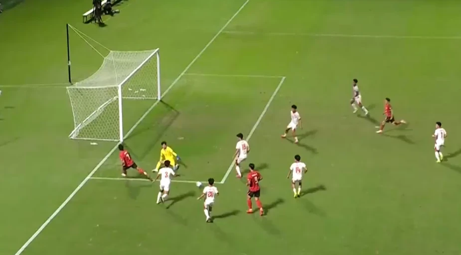 Văn Bình (áo vàng) có pha phản xạ cứu thua cho U23 Việt Nam. Ảnh: Chụp màn hình VTV6.