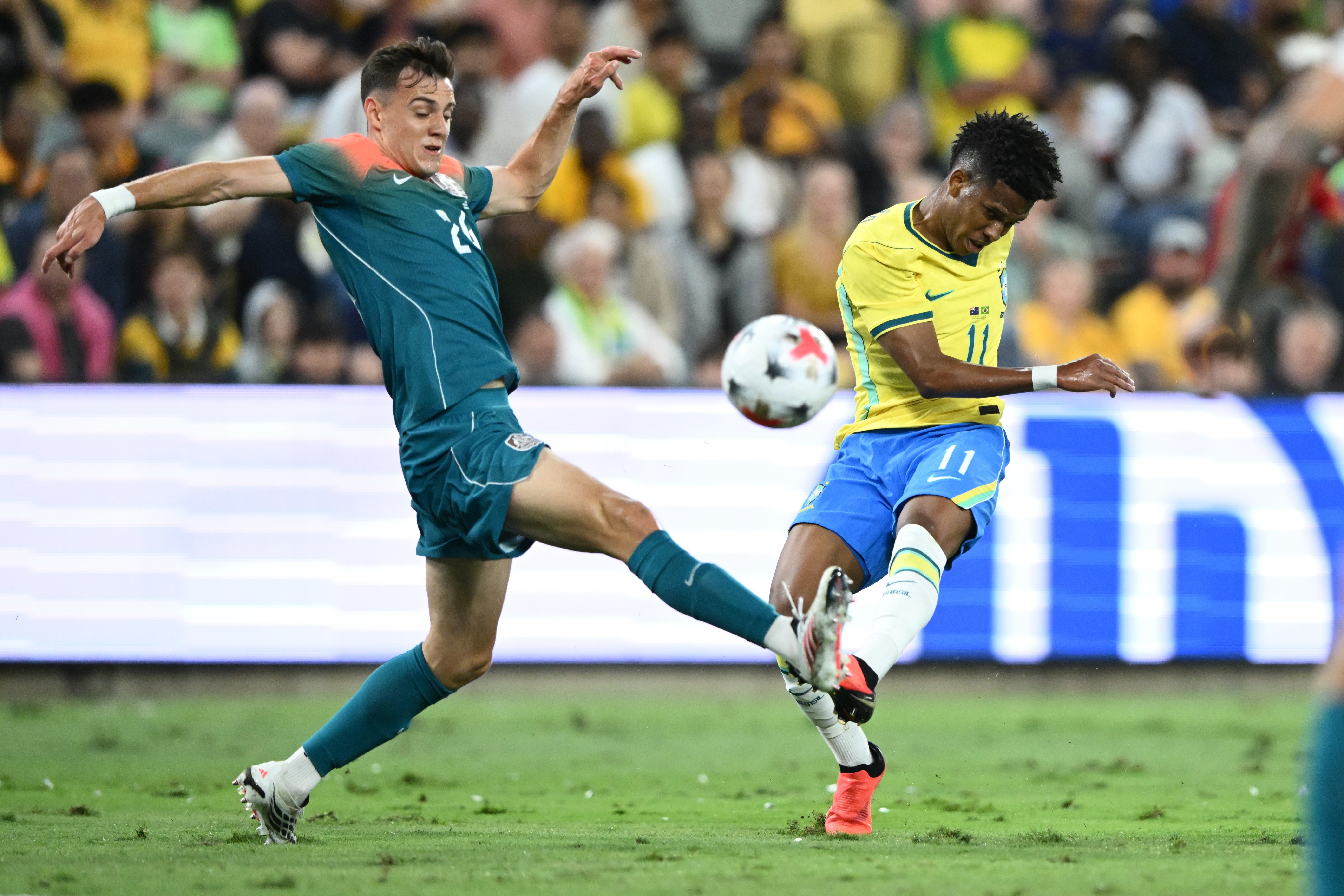 Màn dồn ép của Brazil giúp đội khách thoát thua phút cuối. Ảnh: EPA/MATT TAYLOR