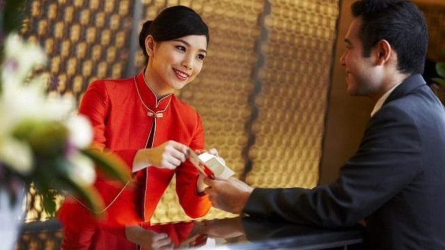 Tại sao lễ tân không nói to số phòng của khách?
