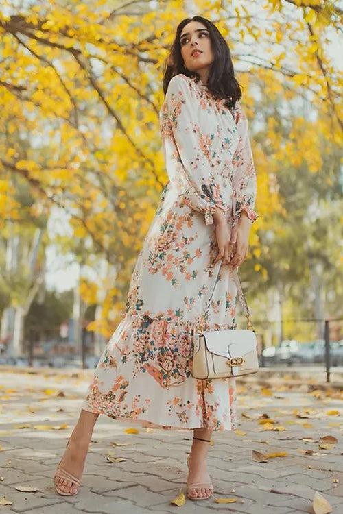 Váy hoa pastel mang đến vẻ ngoài nữ tính, nhẹ nhàng, phù hợp với những ngày thu dịu mát.