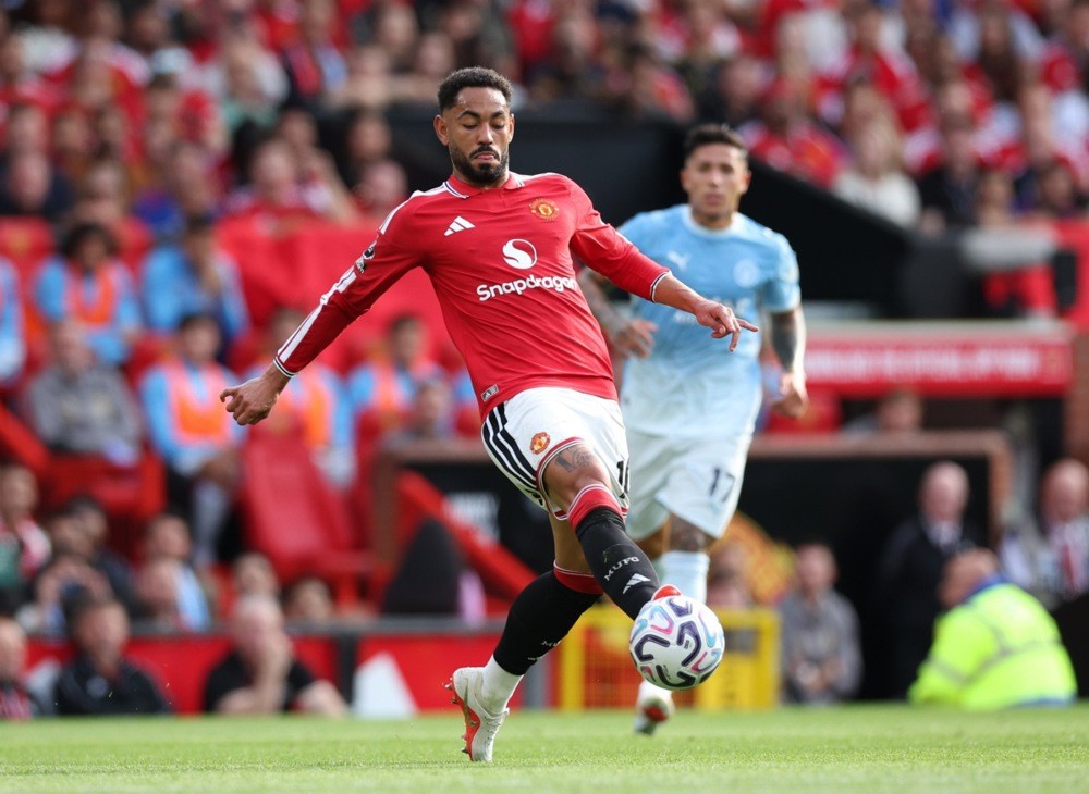 CĐV Man Utd hả hê trước thông tin Man City được xác nhận vi phạm 114 cáo buộc tài chính. Ảnh: EPA Images.