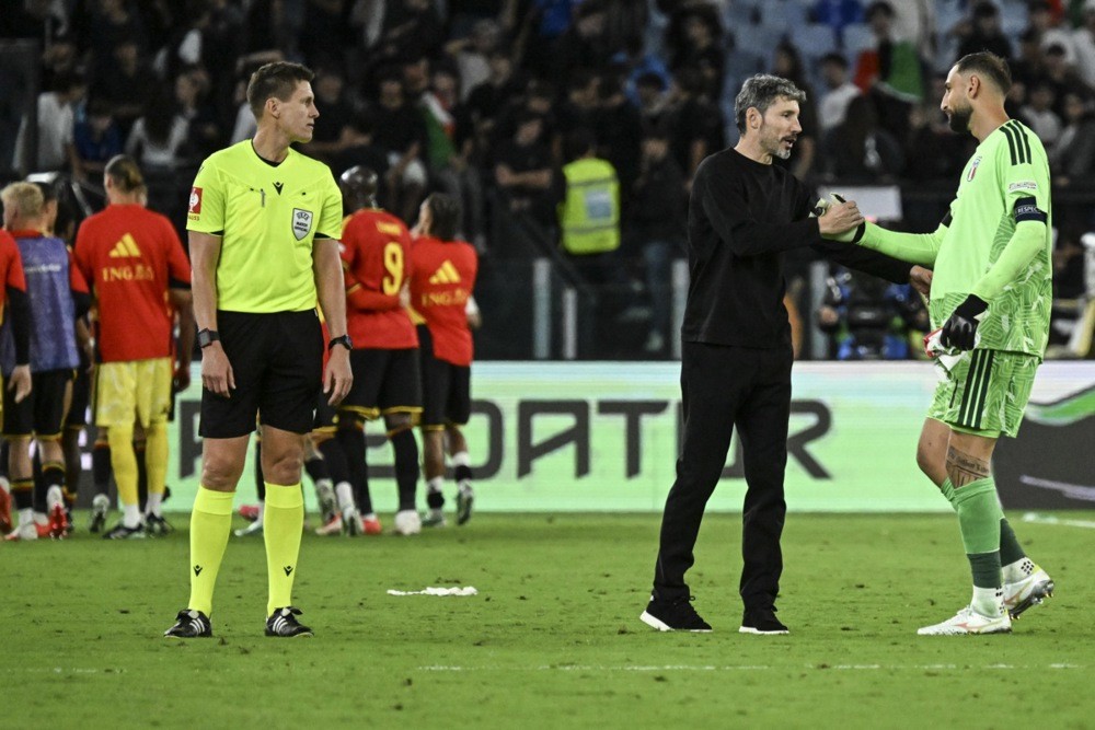  Van Bommel có khởi đầu suôn sẻ cùng ĐT Bỉ. Ảnh: EPA.