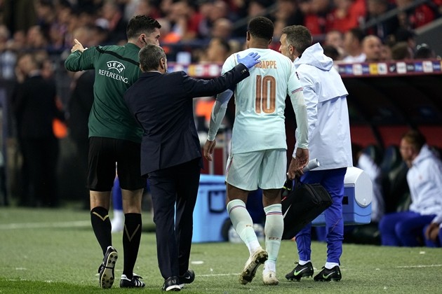 Kylian Mbappe chuẩn bị rời tuyển Pháp vì chấn thương đầu gối. Ảnh:  EPA/STRINGER