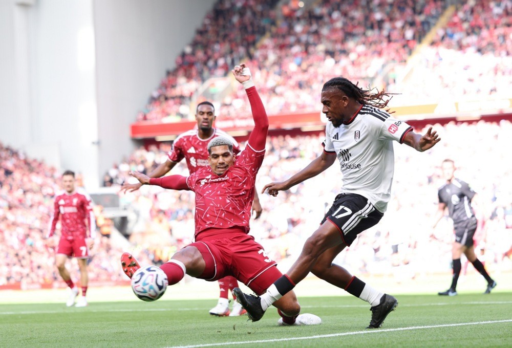 Araujo đang gây ấn tượng tại Liverpool. Ảnh: EPA.
