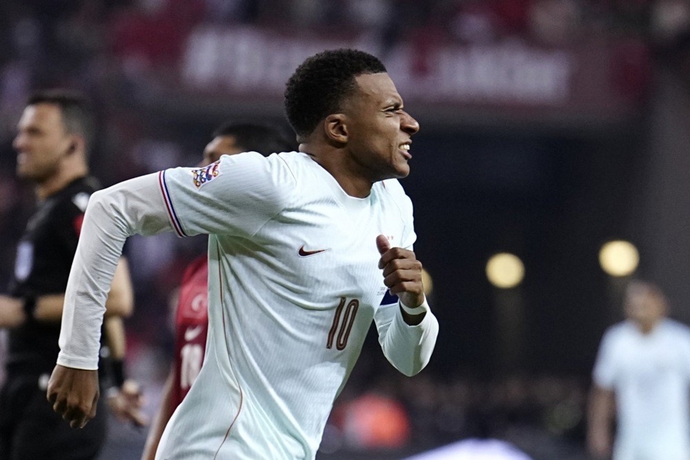 Mbappe dính chấn thương trong chiến thắng của tuyển Pháp. Ảnh:  EPA/STRINGER.