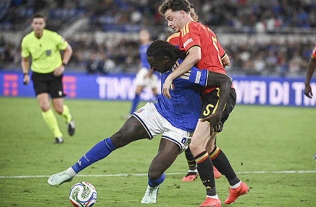 Maxim De Cuyper - 6.9: Thi đấu không quá nổi bật, bị hạn chế dâng cao so với ở Brighton vì đá hậu vệ trái. Anh gặp khó khăn đối đầu với một Moise Kean mạnh mẽ và quyết liệt. (Ảnh: Isabella Bonotto/Getty Images)