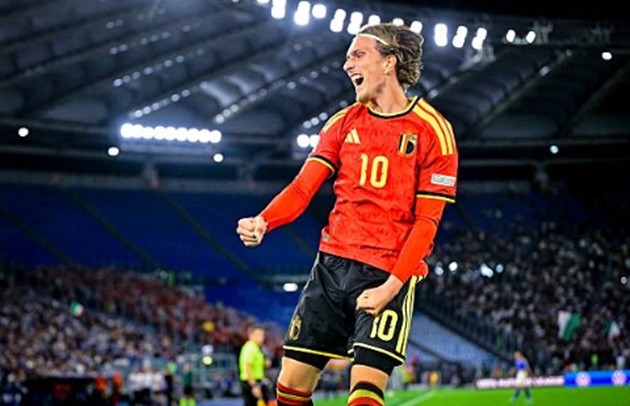 Mika Godts - 8.1: Đá cánh trái và mang áo số 10 thay Leandro Trossard, tân binh PSG đã ghi bàn từ rất sớm với pha dứt điểm chìm hiểm hóc đánh bại Gianluigi Donnarumma.