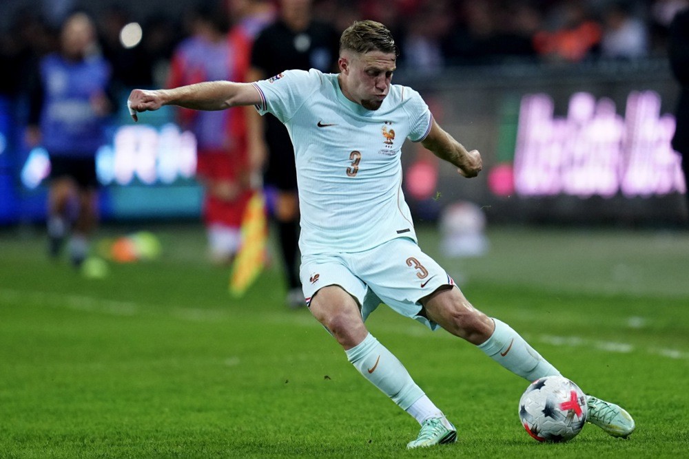 Adrien Truffert (7/10): Hoàn thành tốt vai trò hậu vệ trái, đóng góp vào mặt trận tấn công nhưng vẫn chưa hoàn toàn giải quyết được bài toán ổn định ở vị trí này. Ảnh: EPA.