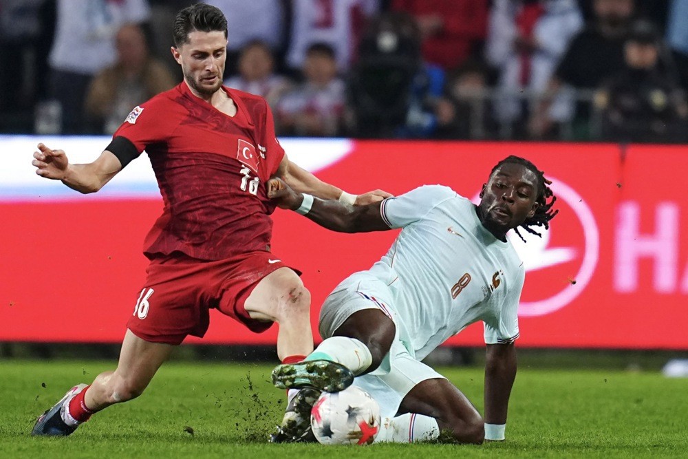 Manu Koné (8/10): Sự hiện diện đầy sức sống ở tuyến giữa. Anh hoạt động không biết mệt mỏi, thu hồi bóng ấn tượng và khẳng định vị thế của một tiền vệ trụ không thể thay thế.