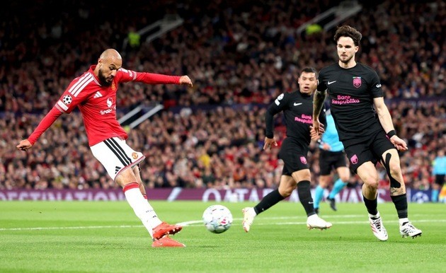 Mazraoui hoàn toàn có thể chơi tốt ở vị trí hậu vệ trái. Ảnh: EPA.