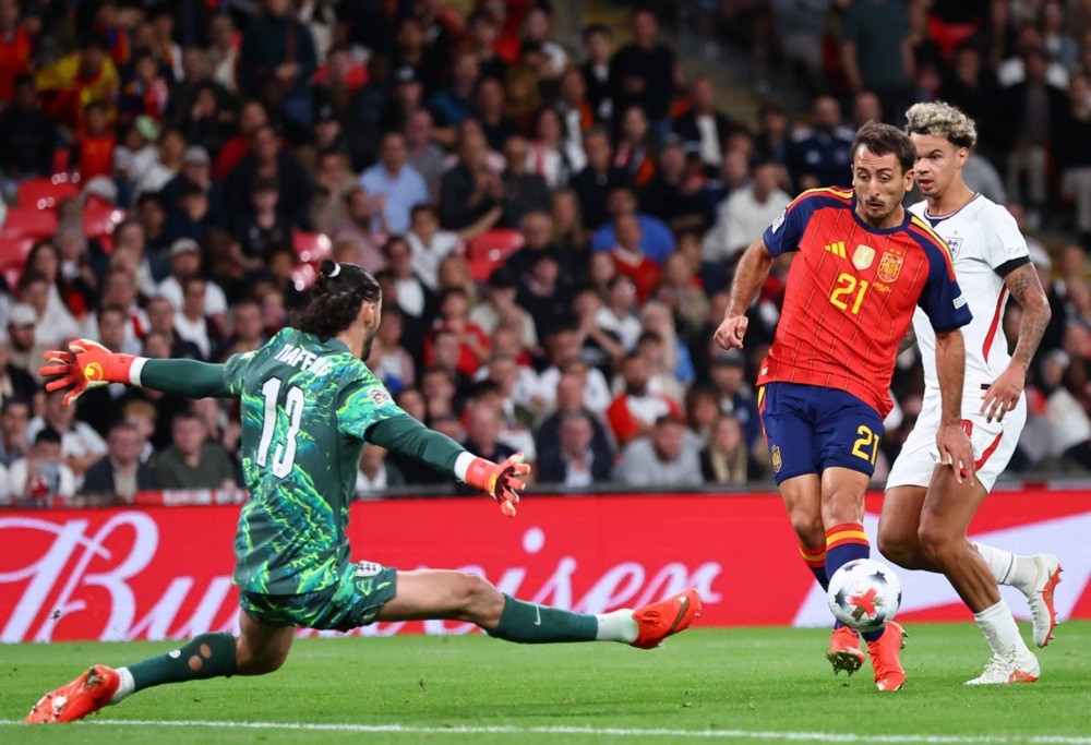 James Trafford – 5/10 Một buổi tối đáng quên của Trafford. Anh bị Yamal khuất phục quá sớm và không thể làm chủ vòng cấm hiệu quả trước sức ép dồn dập của Tây Ban Nha trong hiệp hai. Dù có hai pha cứu thua, anh đôi lúc vẫn tỏ ra lúng túng trước khả năng áp sát tầm cao của đối thủ và bất lực trước cú dứt điểm hiểm hóc của Oyarzabal. Ảnh: EPA.