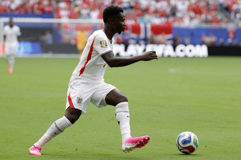 Bukayo Saka – 6/10 Saka luôn duy trì mối đe dọa thường trực bên cánh phải, tận dụng tốc độ để đẩy lùi Marc Cucurella về phần sân nhà. Dù không trực tiếp ghi bàn hay kiến tạo, sự hiện diện của anh đã mở ra nhiều khoảng trống cho đồng đội. Anh rời sân ở phút 83 khi HLV Tuchel tìm kiếm luồng gió mới cho hàng công. Ảnh: EPA.