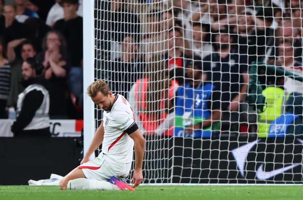 Harry Kane – 7/10: Kane thể hiện trọn vẹn bản năng sát thủ với pha lập công đưa tuyển Anh vươn lên dẫn trước ở phút 40. Tuy nhiên, buổi tối của anh bị phủ bóng đen bởi cú sút phạt đền hỏng ăn tai hại và một chiếc thẻ vàng. Dù có bàn thắng, tình huống trượt chân chạm bóng hai lần kỳ lạ trên chấm 11m đã bẻ gãy hoàn toàn hưng phấn thi đấu của toàn đội. Ảnh: EPA.