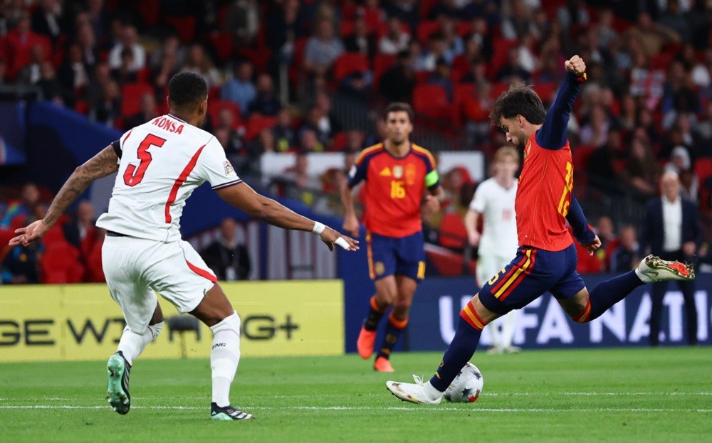 Alex Baena ghi bàn cho La Roja. Ảnh: EPA.