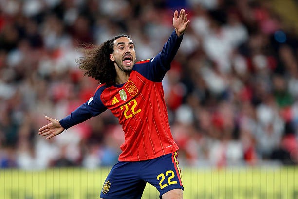 Marc Cucurella - 5/10 Hậu vệ này đã trải qua hiệp một đầy nhọc nhằn trước tốc độ của các cầu thủ chạy cánh bên phía ĐT Anh, cùng khoảnh khắc kém may mắn khi cú đánh đầu của Kane chạm đùi anh đổi hướng bay vào lưới dẫn đến bàn thua thứ hai. Dù vậy, anh đã chơi tiến bộ rõ rệt ở nửa sau trận đấu khi đóng góp vào 22 pha giải vây, cản phá các quả tạt muộn vào vòng cấm và trở thành điểm tựa đáng tin cậy bên hành lang trái trong giai đoạn tái thiết thế trận ở hiệp hai.