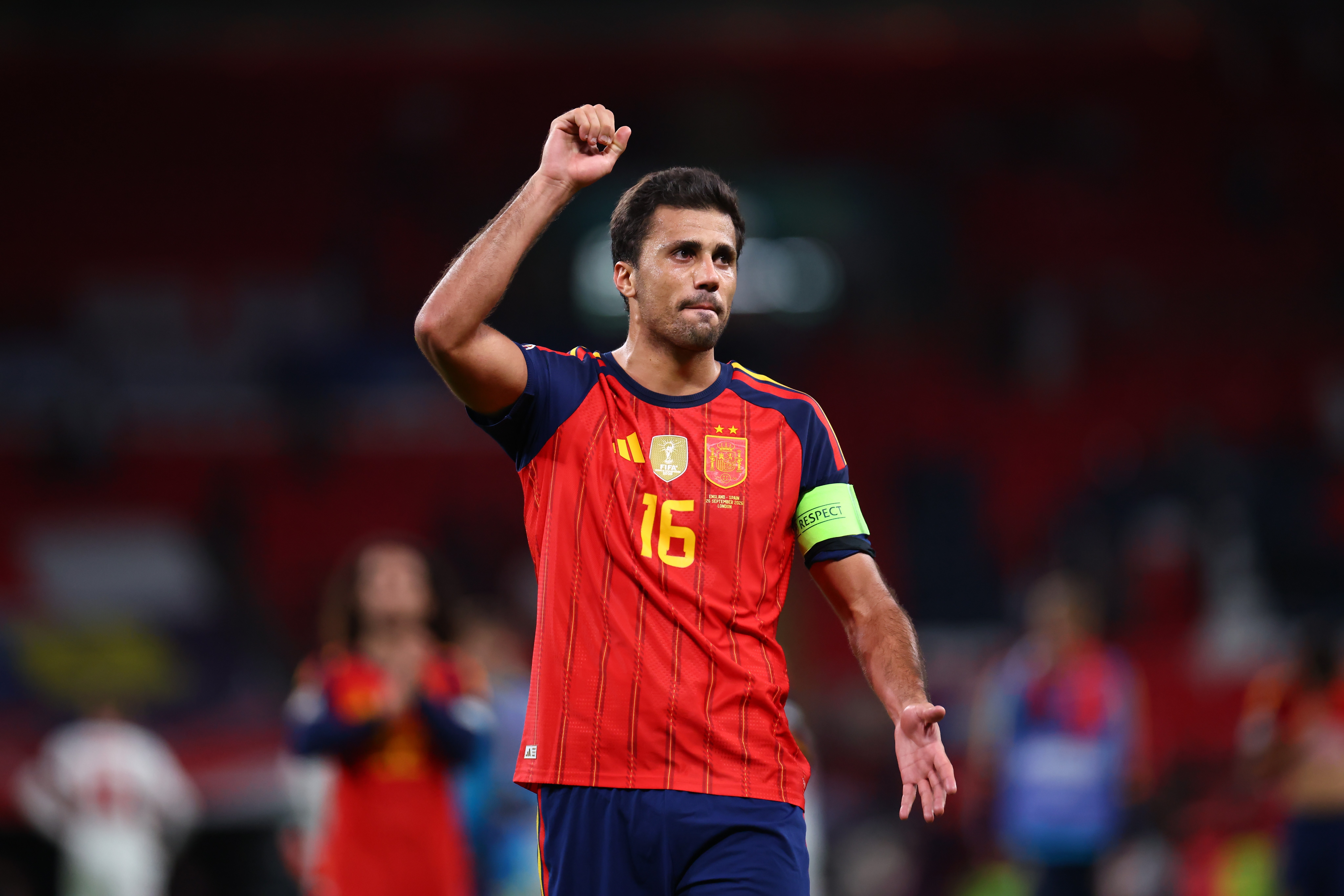 Rodri - 7/10 Thủ quân Rodri đóng vai trò như nhịp tim của ĐT Tây Ban Nha, giúp đội nhà kiểm soát bóng vượt trội. Bất chấp việc phạm lỗi với Jude Bellingham dẫn đến quả phạt đền ở phút 53 (tình huống Kane sút hỏng), khả năng chọn vị trí của anh vẫn rất hoàn hảo. Anh che chắn tuyệt vời cho hàng thủ và tạo điều kiện cho các mũi nhọn phía trên tỏa sáng. Ngay cả khi bị dẫn trước trong hiệp một, Rodri vẫn không hề nao núng, liên tục tìm kiếm địa chỉ chuyền bóng để duy trì sức ép.