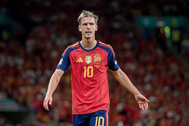 Dani Olmo - 8/10 Olmo là nguồn cảm hứng sáng tạo lớn nhất trong phần lớn thời gian thi đấu. Anh tung ra đường kiến tạo quyết định giúp Baena gỡ hòa ở phút 60, thể hiện nhãn quan chiến thuật tuyệt vời trong không gian hẹp. Khả năng di chuyển linh hoạt giữa các tuyến của anh đã làm xáo trộn hoàn toàn hàng tiền vệ ĐT Anh.